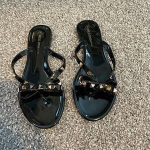 New black sandals size 7